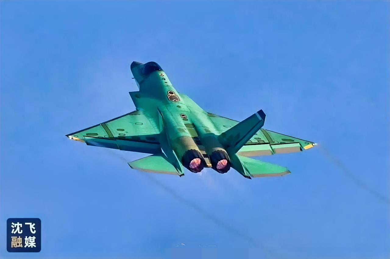 新年首飞！歼35绿皮机震撼公开一身绿皮，暗藏玄机……歼-35隐身舰载机新年