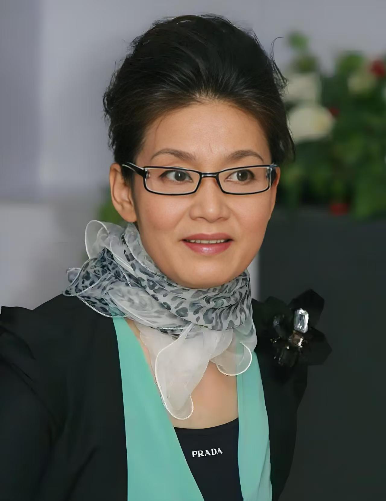 一次节目中，朱军对潘虹说:“我要是和您差不多大，我就会往死里追你!”谁知道潘虹冷