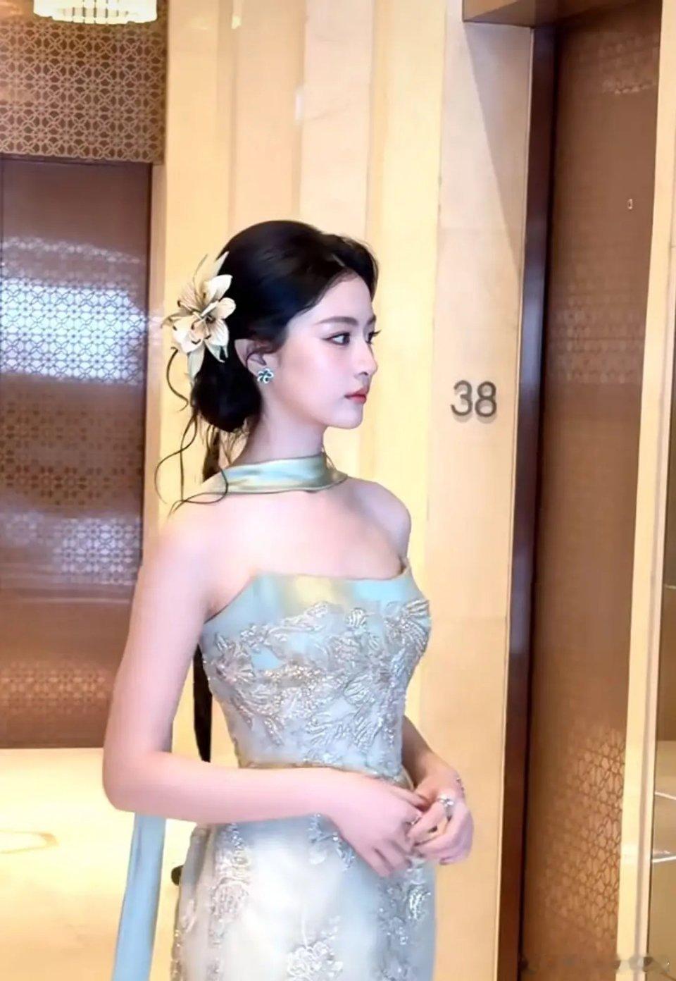 这是生图？滤镜加满的状态，她不能做大表情包，颧骨高