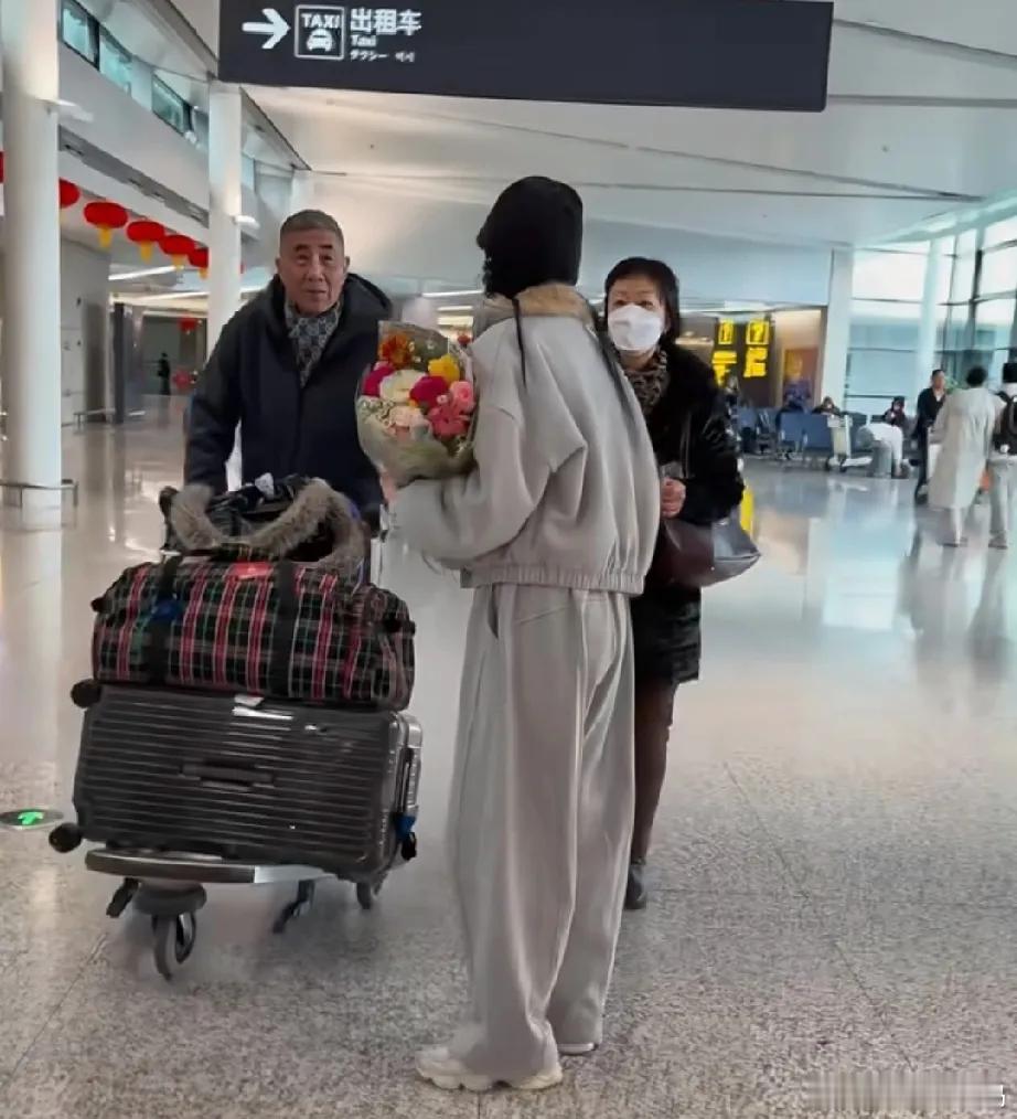 明星也开始春运了，港星郑希怡2月8号带着女儿回了老家上海过年，郑希怡爸妈还到了机