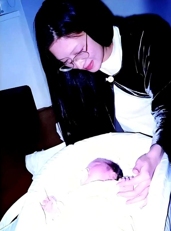 1994年，41岁的胡因梦未婚生下女儿，外界疯狂追问生父是谁，她直接挑明：对方有