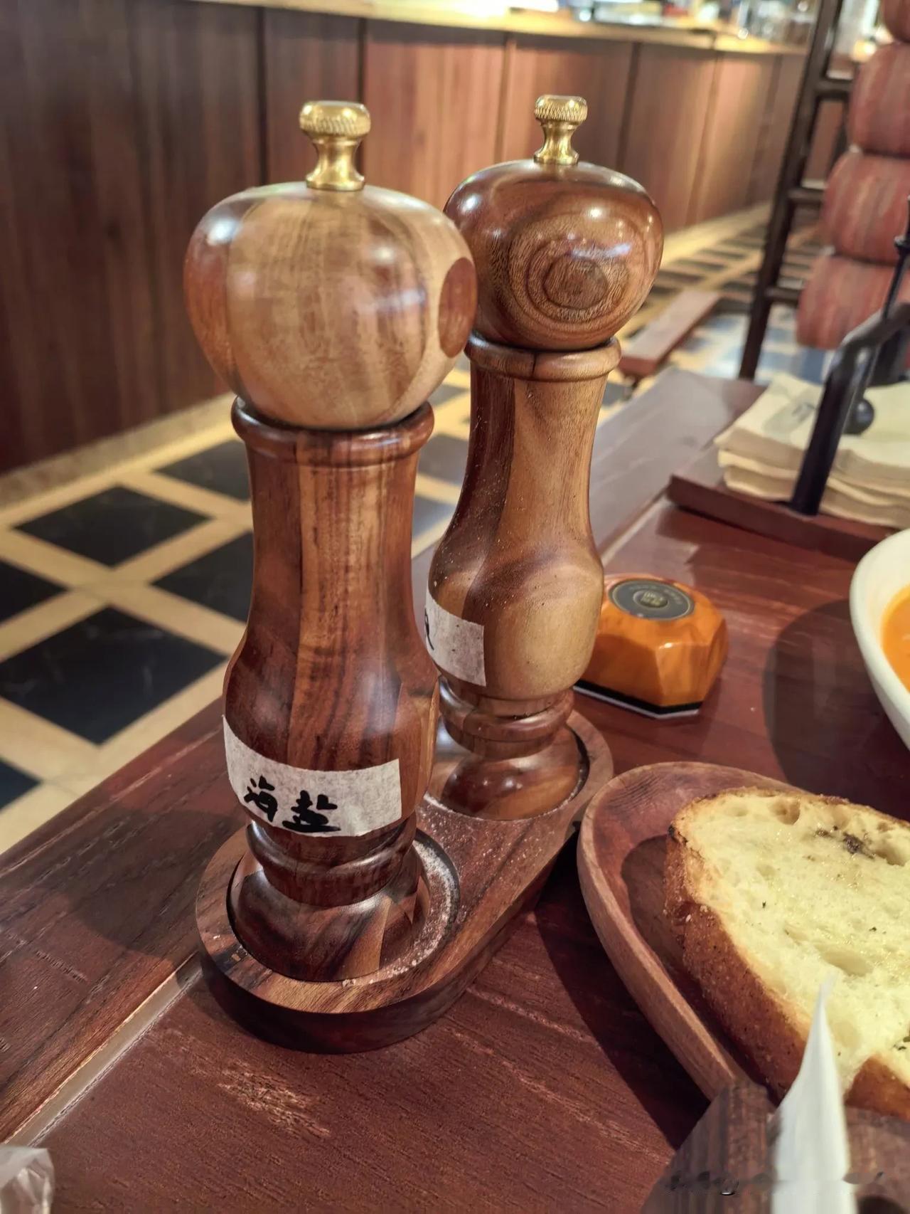 这顿西餐没有我爱吃的，主要是老公过生日，满足他对西餐的喜好，又为了犒劳他这段时间