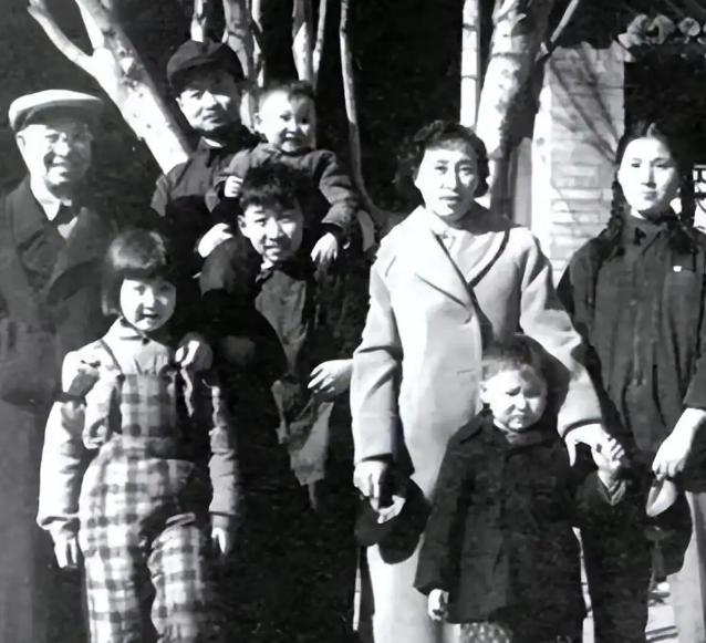 1958年，陈赓的儿媳妇钱如琴第一次来家后，看到开门的竟然是一名身穿便衣，头戴瓜