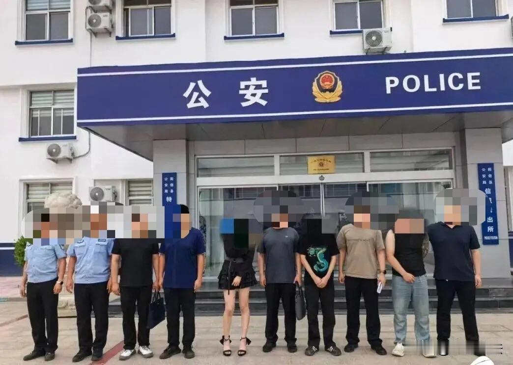 山东滨州，男子约了个身材火辣的年轻美女开房，两人正在兴头上，结果突然房门开了，冲