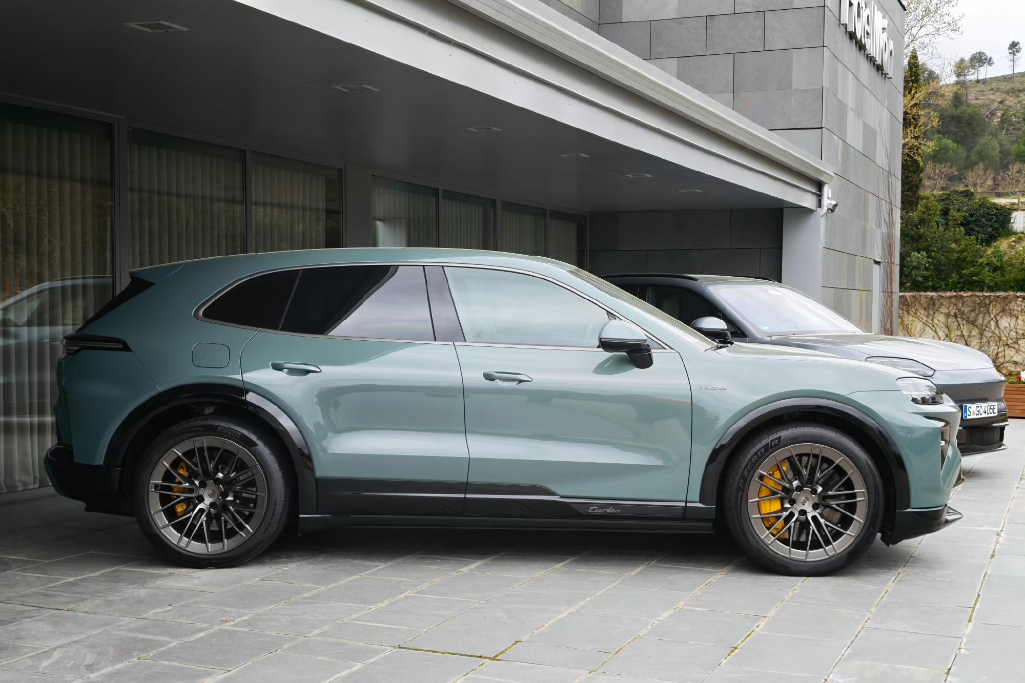 实话实说，纯电卡宴好看吗？