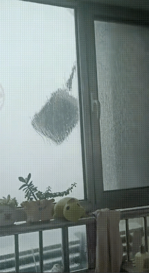 “太可怕了”山东济南，济南下大暴雨，家住24楼的一家人在大厅吃饭的时候，隐隐约约