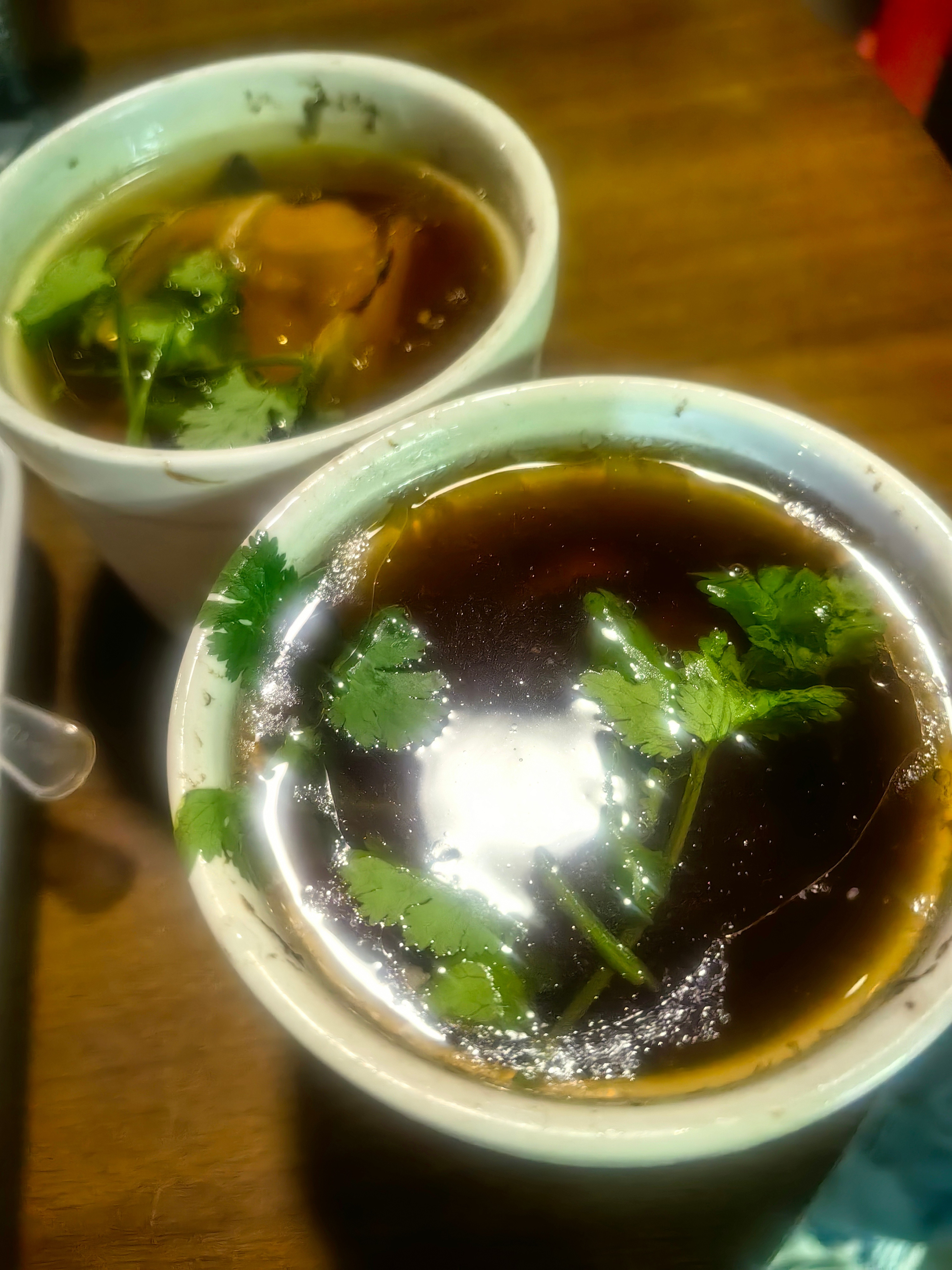 *在路上*牛肉肠粉+肉蛋菜肠粉+茶树菇炖龙骨+海底椰乌鸡汤，好补呀...2300