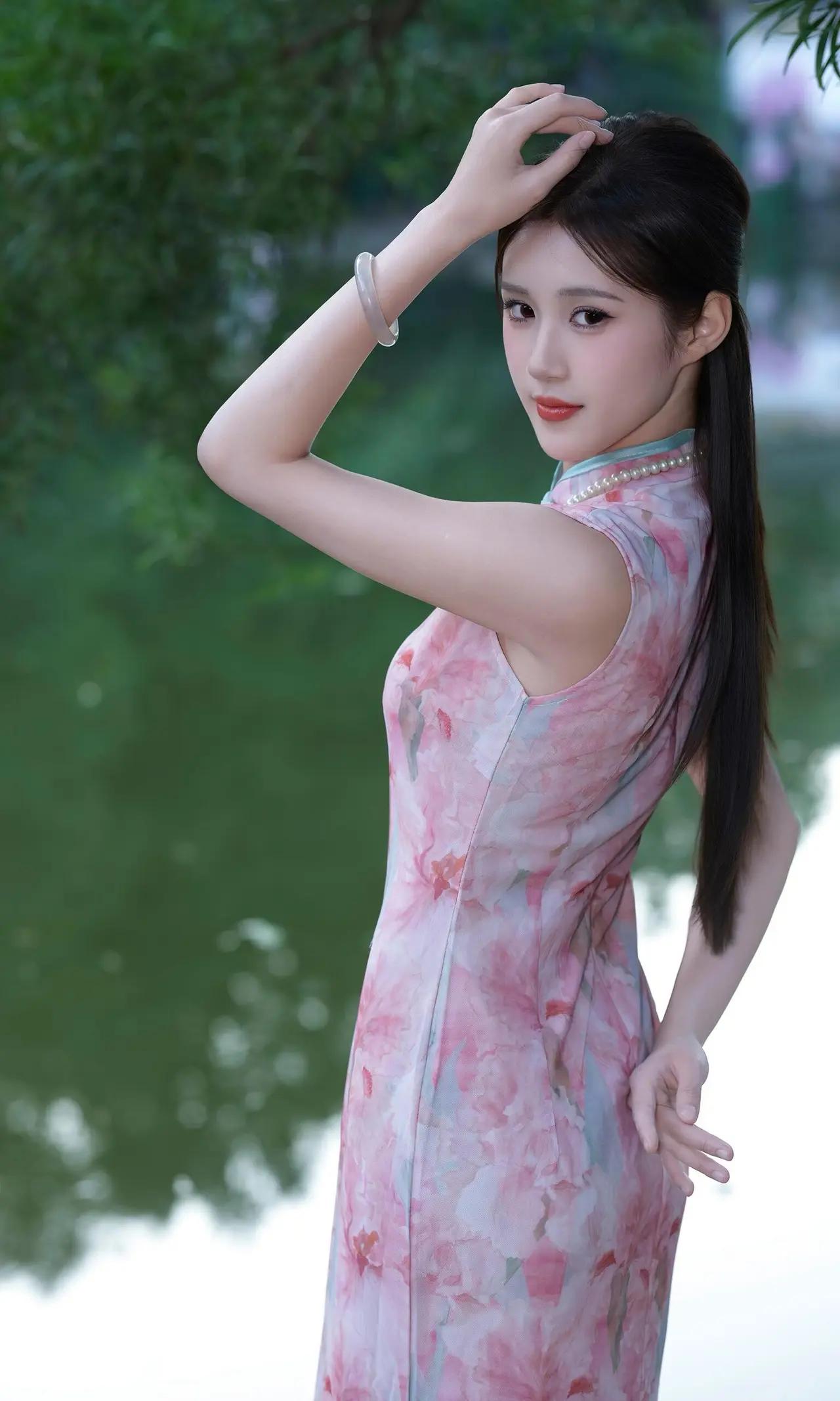 优雅旗袍，惊艳时光，温柔如水。颜色鲜艳的旗袍