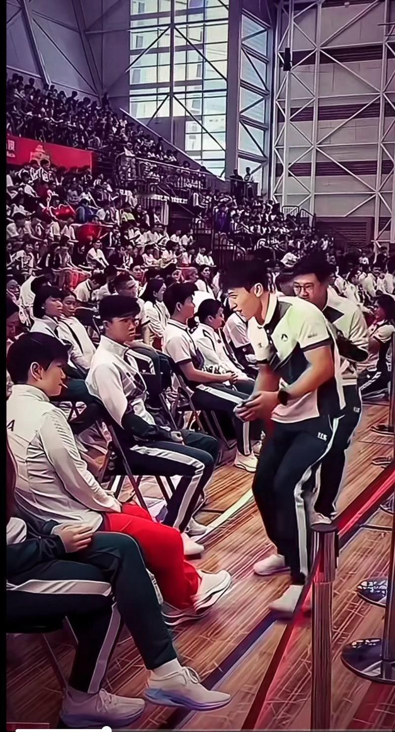 鸟么悄的来找莎莎合影，这两也太逗了[捂脸哭]他俩偷偷摸摸的来干啥？这是打算把莎莎