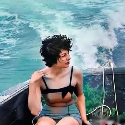 1960年，伊朗王后索拉娅因无法生育被废，为了排解苦闷，她天天购物四处旅游散心，