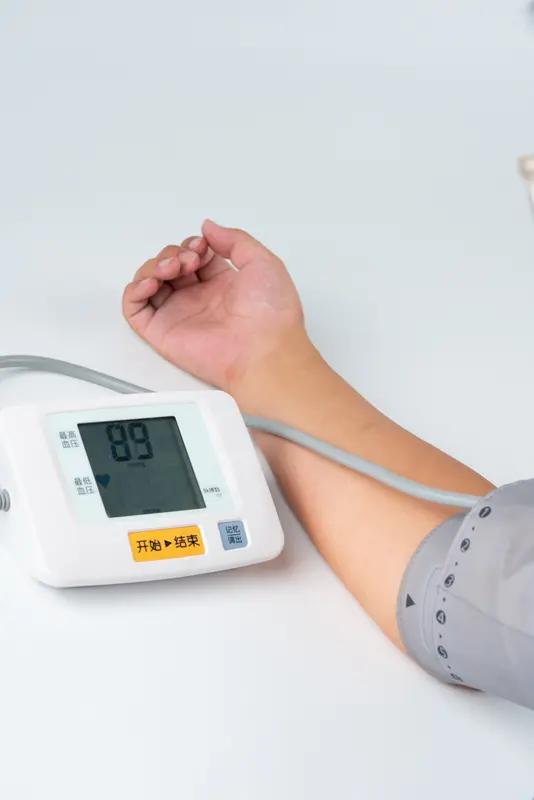 左右胳膊血压不一致,是怎么回事?左右胳膊血压不一致，这情况还挺常见。首先，生理