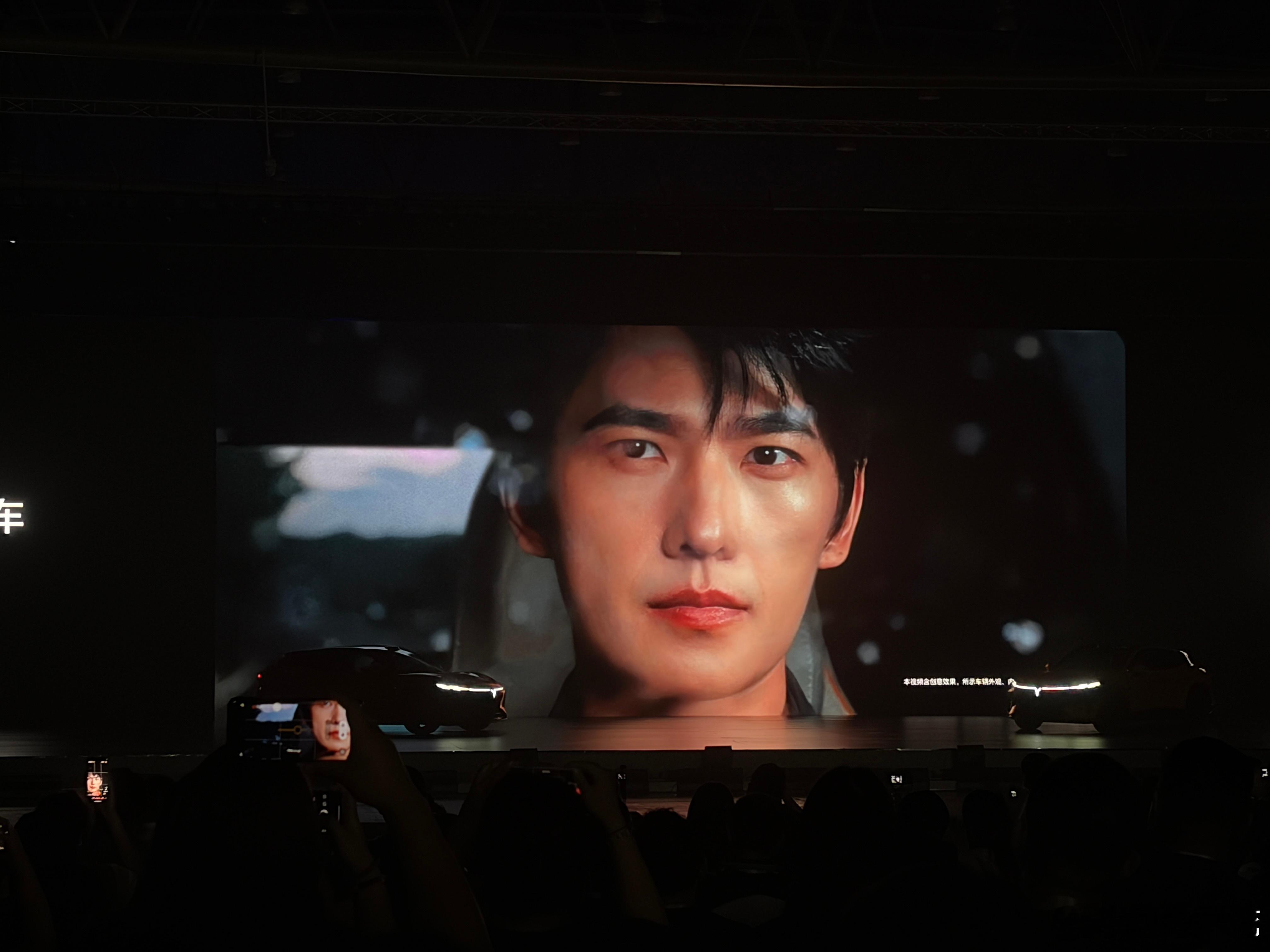岚图这次玩的有点大不是爬坡也不是越野直接在用户之夜上展示一镜到底360°隧道穿越
