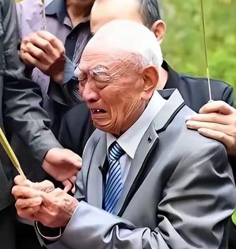 72岁台湾老兵回江苏老家探亲，喝多后突然嚎啕大哭：“其实，我是共产党员。”女儿和