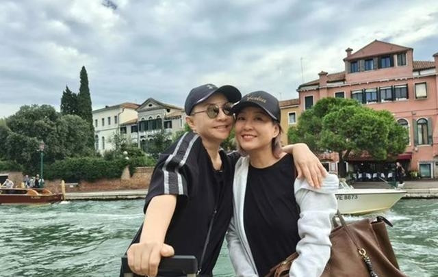 65岁的宋丹丹跟闺蜜李静在北京公园晨跑被拍到了。路人随手拍下的画面里，两人都是简简单单的运动打扮，脸