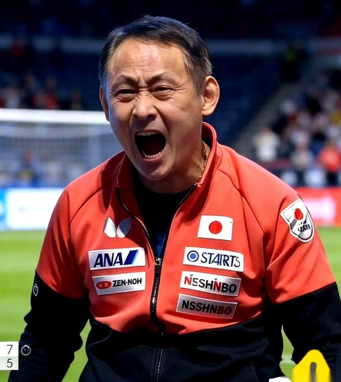 赢了球，非要贴着人耳朵吼。记者递过话筒，明明听得懂中文，他偏要梗着脖子说日语。