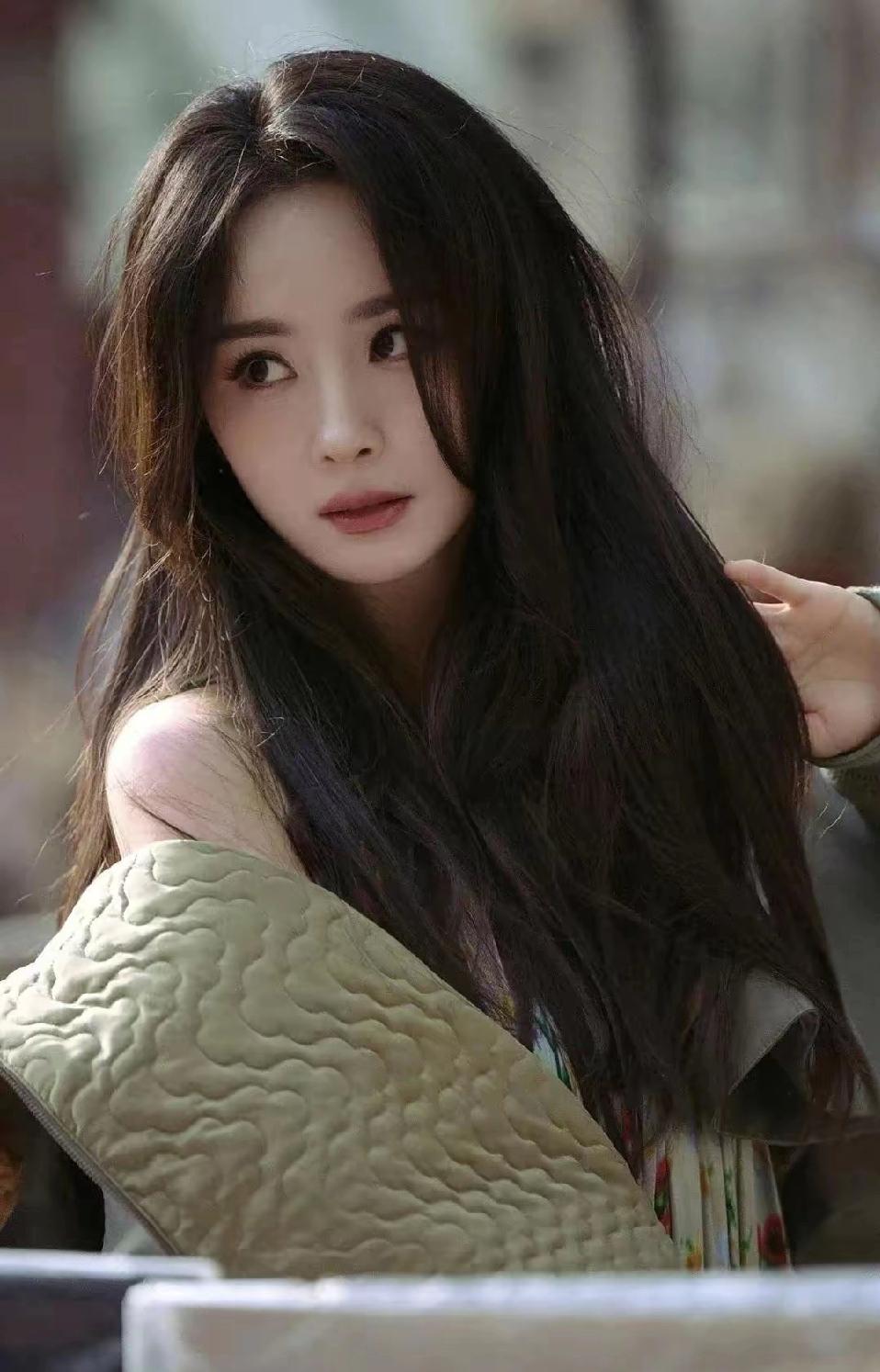 幸好杨幂离婚的时候，体面地离。没有将婚姻生活的状况分享到网络上让大家讨论。只是一