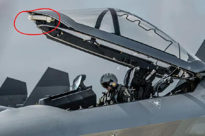 图1是老版歼20，座舱盖前面明显看到一个PVC管状的东西，那是火箭抛盖装置。