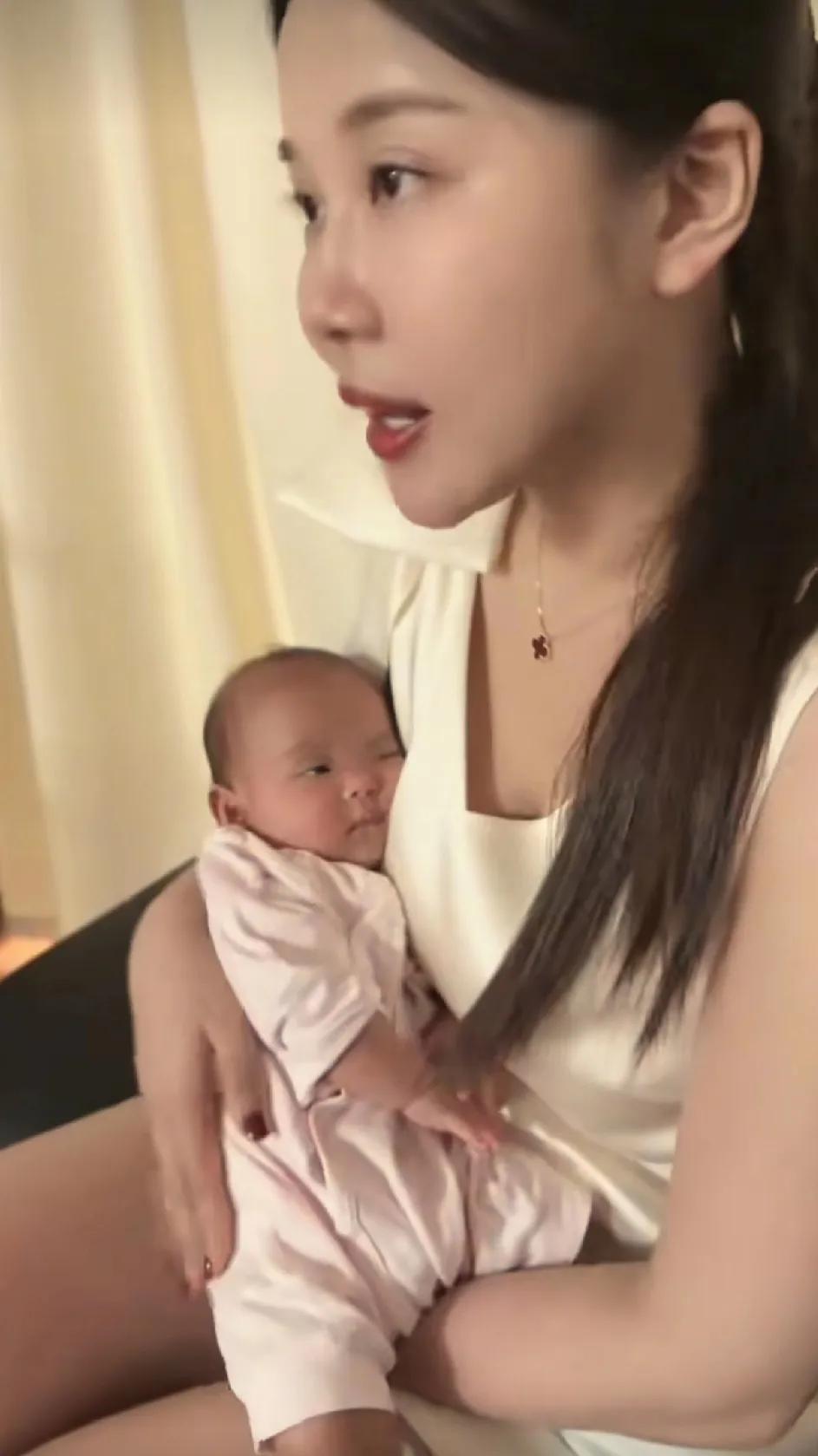 小洛熙的妈妈以前多幸福啊！她是1991年人，初为人母。怀里抱着刚出生不久的女儿，