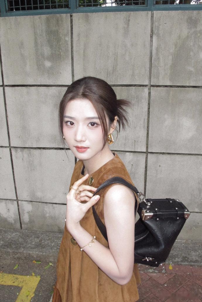 卢昱晓LV官宣卢昱晓解锁LV品牌挚友！澳门秀场穿2026早春棕裙，灵动又贵气