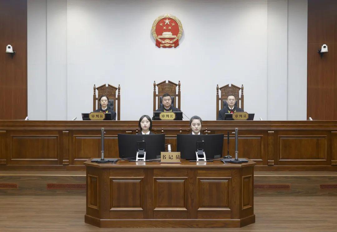 湖南衡阳，一名11岁男孩在自家院子打羽毛球时，羽毛球不慎飞进了邻居正在装修的房屋