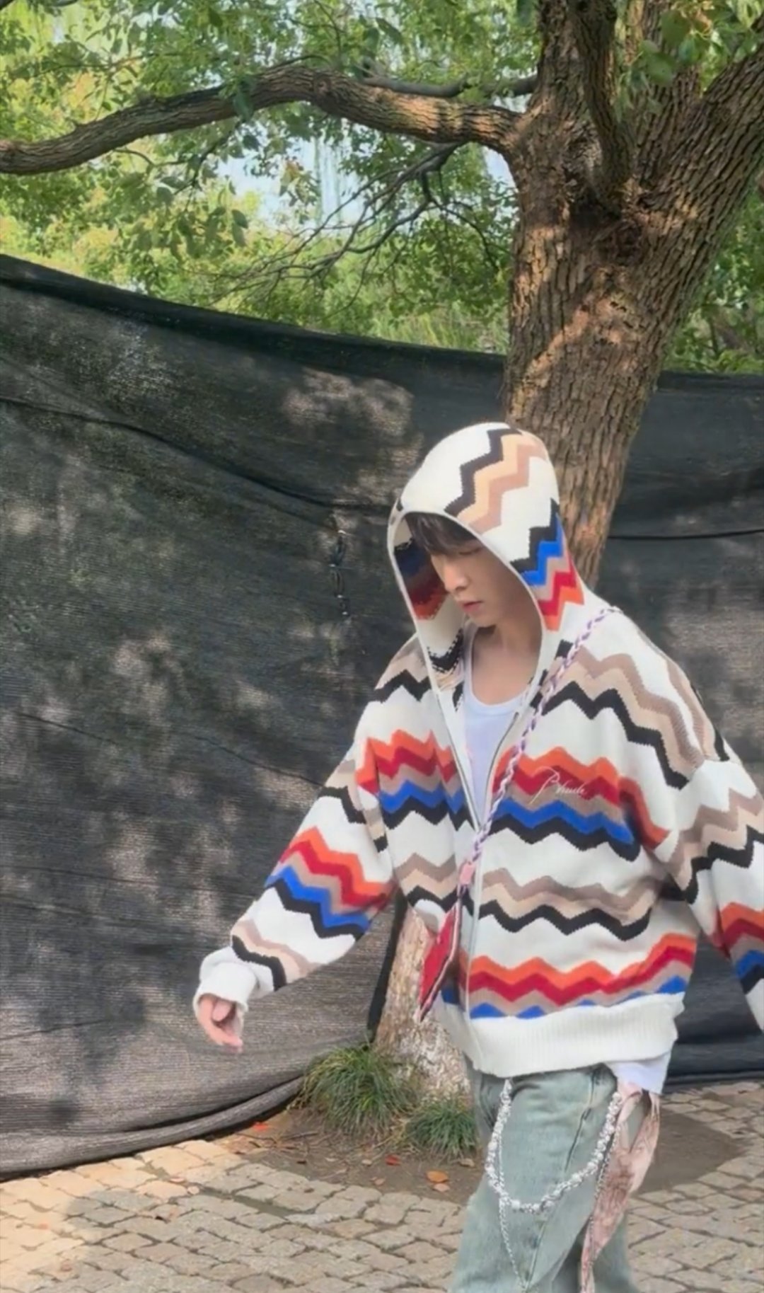 在乌镇偶遇张艺兴，好羡慕偶遇的人，这身穿搭青春男大的既视感～​​​