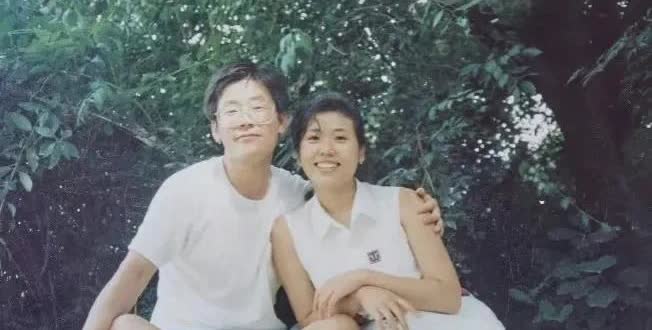 李在明人生三位贵人。第一位:他母亲。嗜赌的父亲，辍学的他。家中一共七个孩