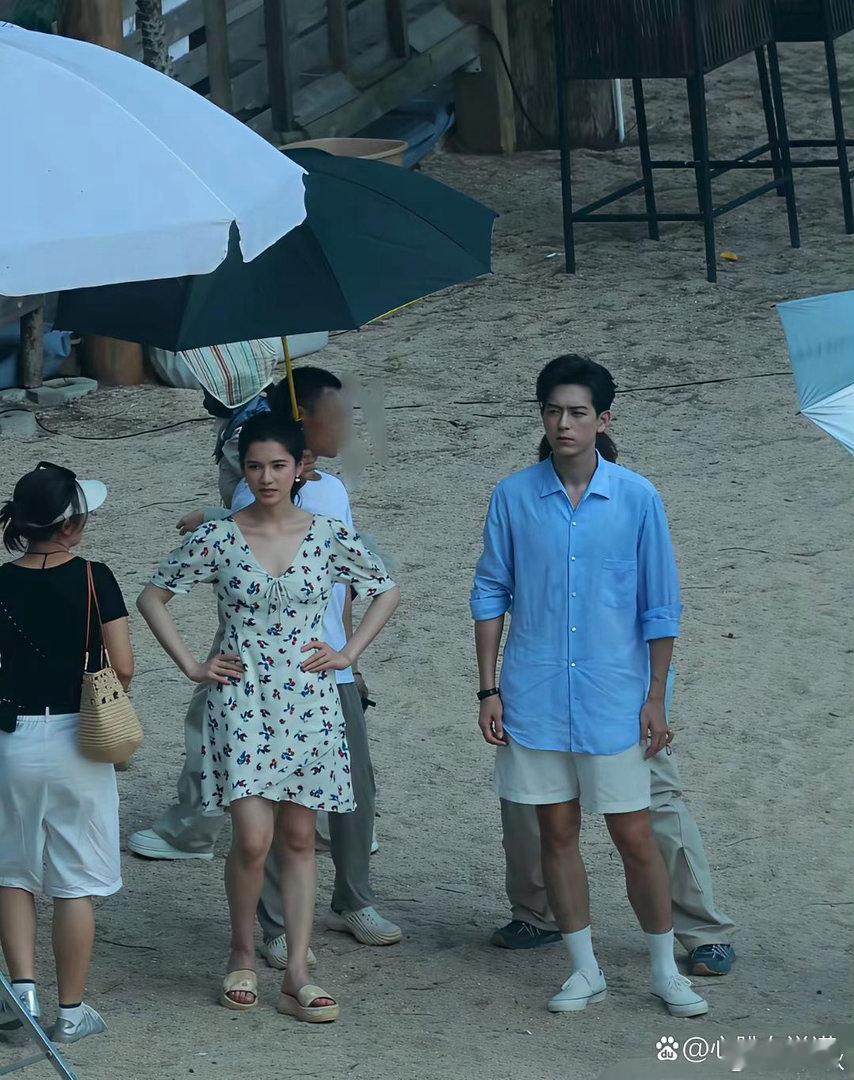 《雾里青》由李现、张婧仪主演，目前市场前景并不乐观，普通路人抓拍的现场生图观感相