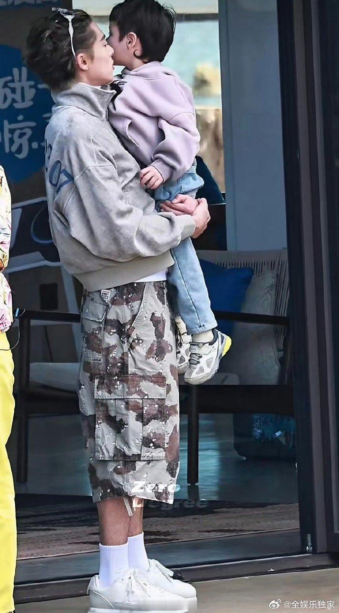 王鹤棣亲爱的客栈抱娃路透亲爱的客栈坐等亲爱的客栈正片播出，想看王鹤棣和小朋友更多