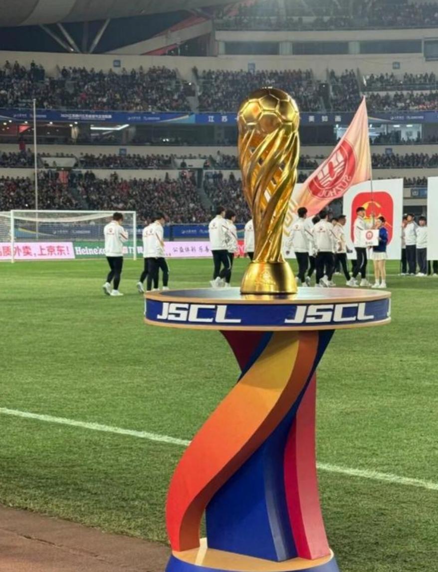 苏超冠军颁奖仪式上，有个小小的失误，当泰州队队员举起奖杯的时候，背景喷彩条没有及