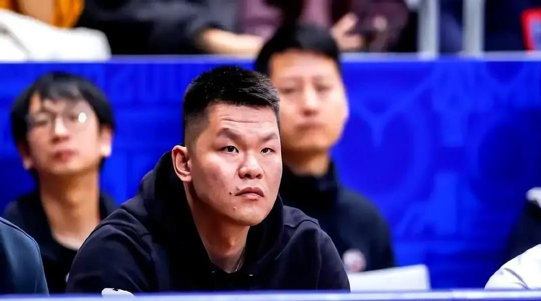 杜锋正在撕掉广东队“靠外援”的标签。方法很残忍：他把一群二十岁的孩子，直接塞进了