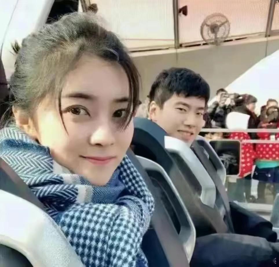 这是国乒梁靖崑的妻子，有“奚王妃”之称的奚美丽。她长得非常美！浓眉如同两片涂墨的