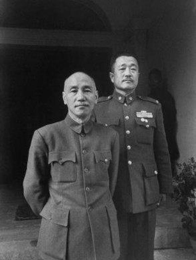 站在蒋介石身后的，有真正的人才，比如图一，那是大兵团作战的奇才杜聿明。也有真正的