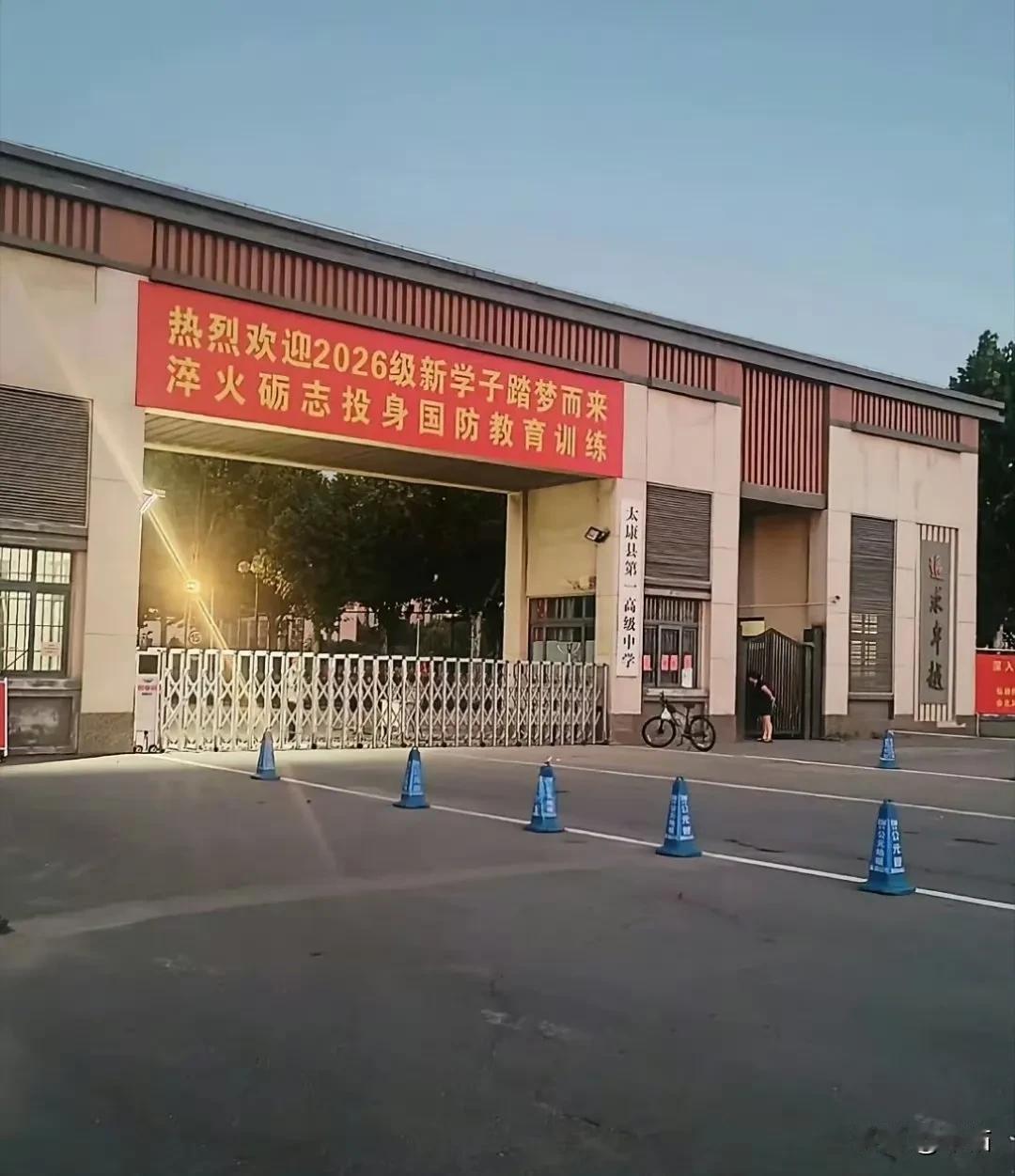 想起李嘉诚一句话，不要乱题字，到时候刮下来，还挺麻烦的！