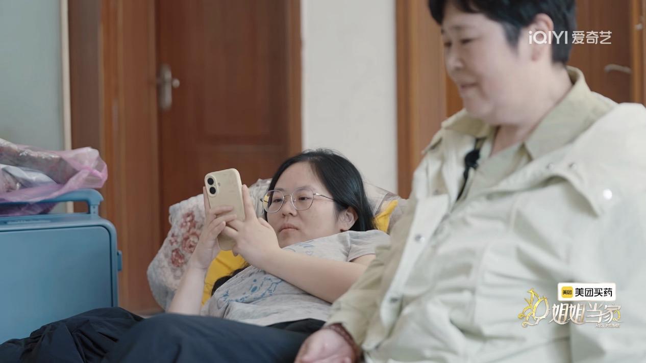 《姐姐当家2》中，我觉得房主任不如她大女儿清醒啊！母亲节，表嫂要给房主任过。