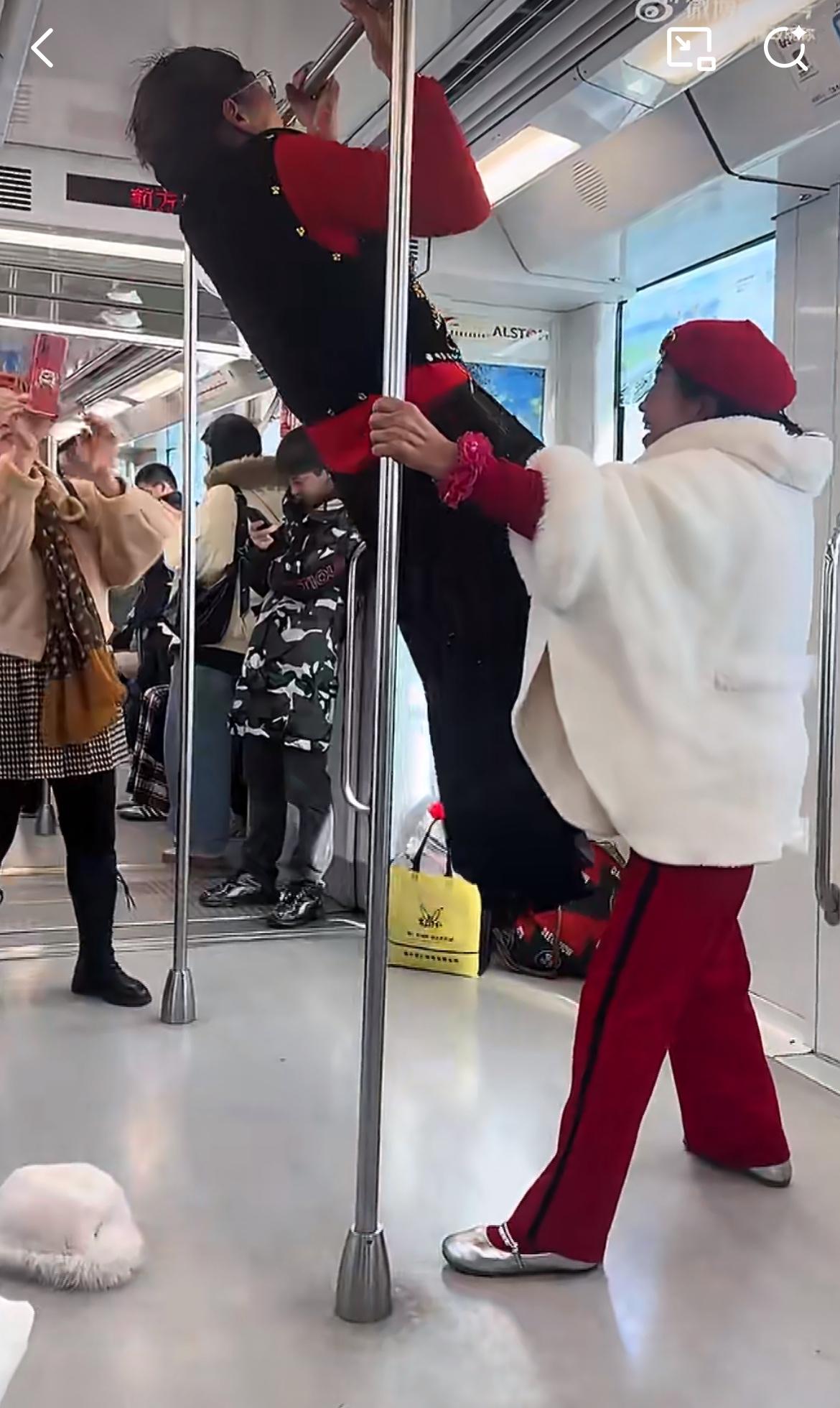 地铁上荡秋千的老仙女，双手抓住扶手，旁边的白衣服的闺蜜在摇，这要是摔下来，铁定要