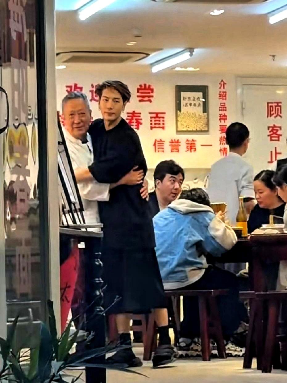 最近有人在上海撞见王嘉尔吃面，没架子，整个人松松垮垮的，跟舞台上炸场的他完全不是