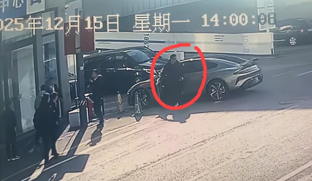 杭州梦马小镇撞伤人的那位某米车主真的也是一个人才！且不说他是如何误操作的，撞完