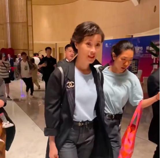 近日，演员吴越在参加活动的时候偶遇了陈建斌，两个人全程神情都比较尴尬，气氛很微妙