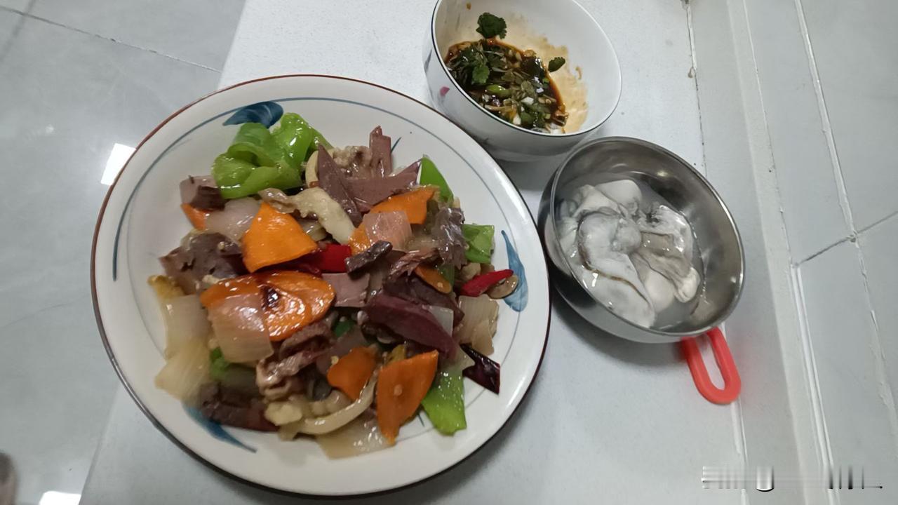 冬日生活打卡季回来的太晚了简单整两个小菜凑付一下。生活就是这样有时候大鱼大肉，有