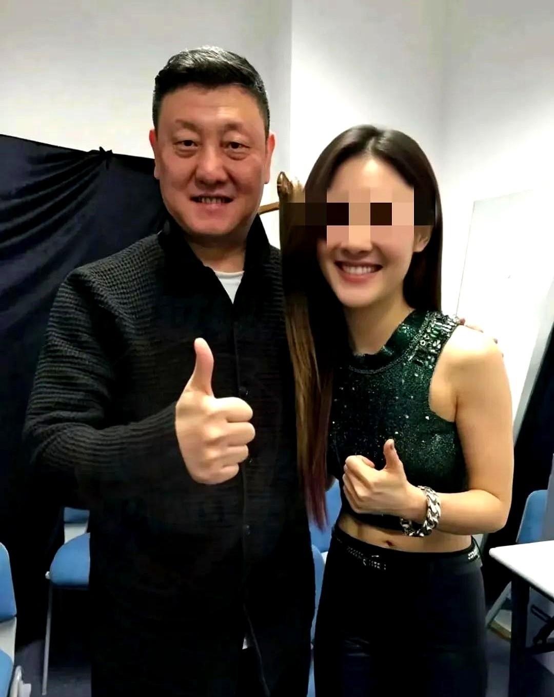 57岁韩磊被19岁蒙古选美季军妻子实名爆料，拿2万皮带哄情人却赖掉100万补偿，