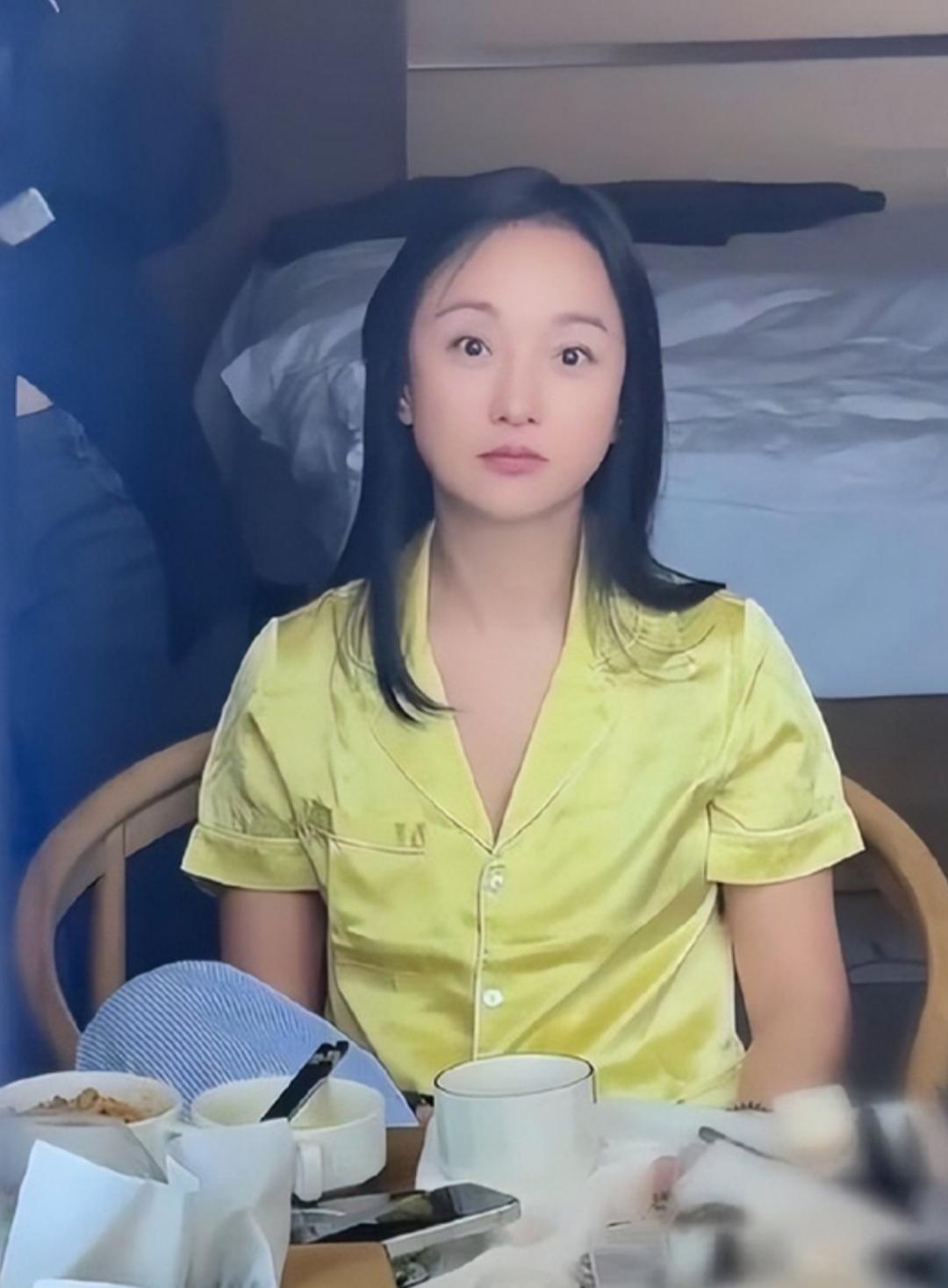 周迅说，自己吃饭的时候，要吃一个小时，因为这样吃，既能解馋，又不容易长