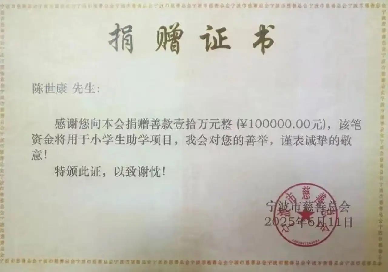 宁波，百岁老人去世的那一刻，仿佛也让整个家庭的时光静止了。家人们在整理遗物时，意