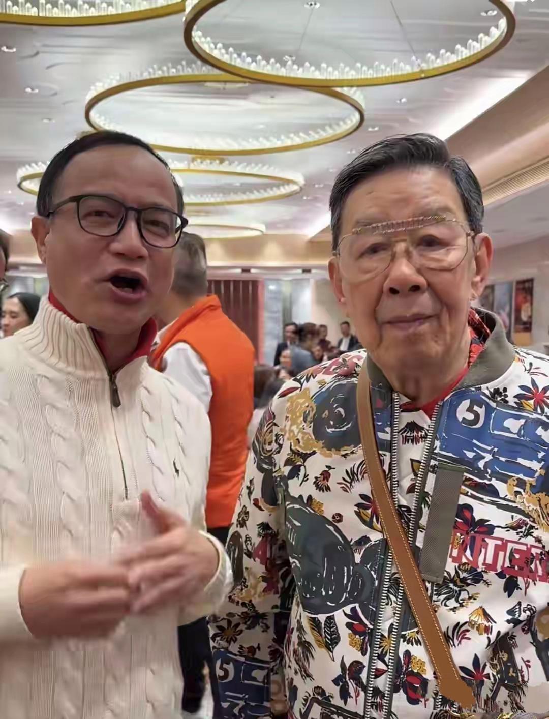 老寿星胡枫过94岁生日寿宴，众明星到场祝贺，一家四世同堂，很是热闹！胡枫在香港娱