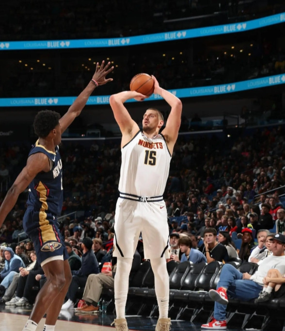 约基奇本月不复出的话MVP就铁没了现在如果马上复出，后面全打的话，也是只有