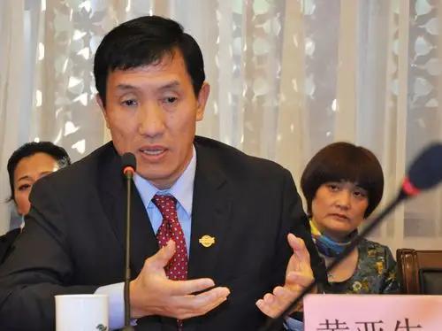 “中国拿什么挑战美国？中国人均收入只相当于美国的8%！”中国经济领域专家黄亚生劝