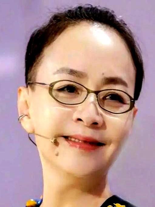 一张老照片，英达站在中间，左边宋丹丹，右边梁欢。当年《我爱我家》片场，他是少