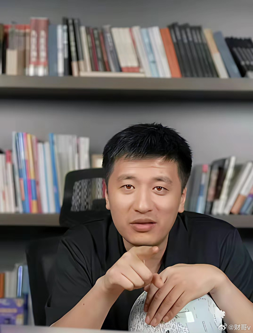 张雪峰的十大名言金句！句句都是经典：1、闭着眼睛挑一个专业，都比新闻好。2、文科