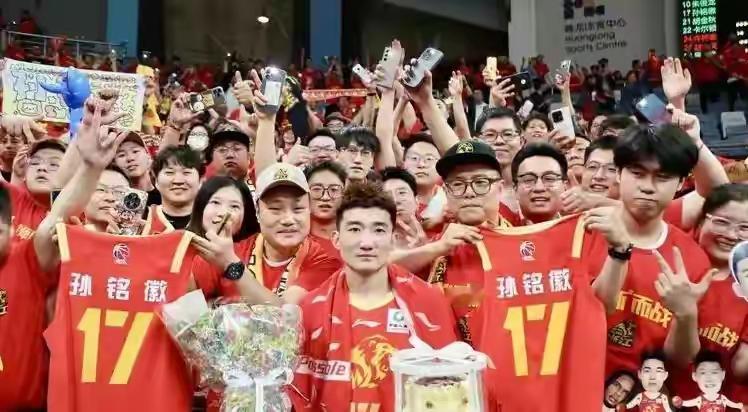 挺有意思，球迷说史铭宇家长想吃瓜，但辽宁男篮没有，浙江广厦给画了个饼，家长觉得很不赖。问题是现在浙江