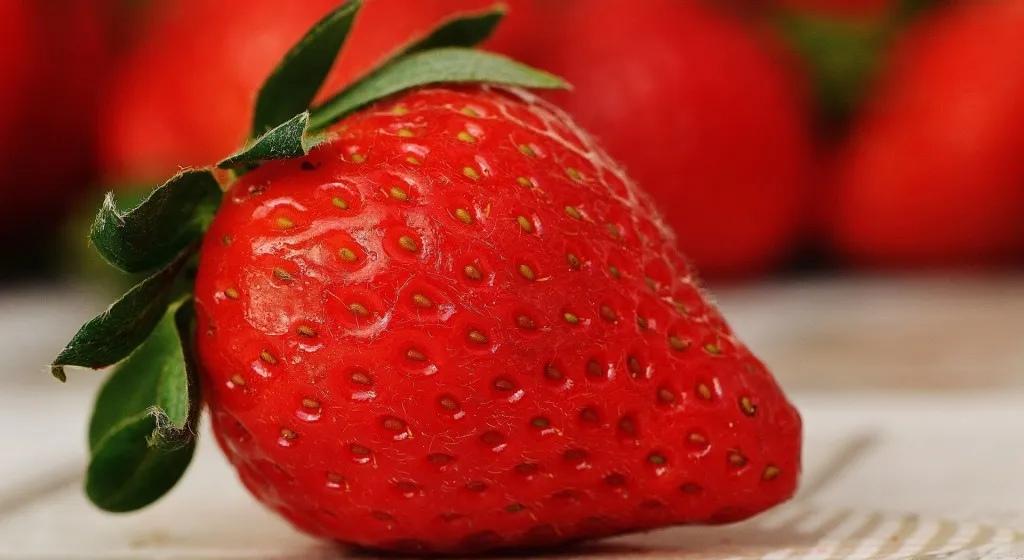 冻干草莓测出20多种农药，“冻干=安全”是骗局给孩子买冻干草莓当零食？看完