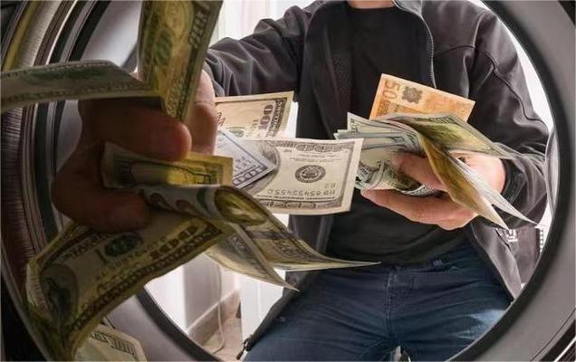 假如你运气爆棚，买彩票中了500万，扣完税到手400万。这时候有个神秘大哥拎着一